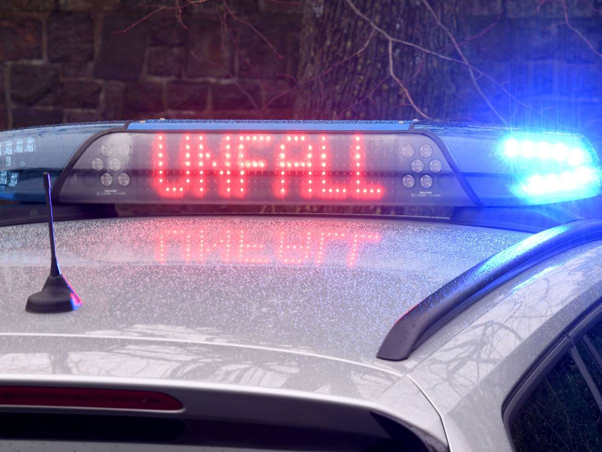 Die Leuchtschrift «Unfall» ist auf dem Dach eines Streifenwagens der Polizei zu sehen.