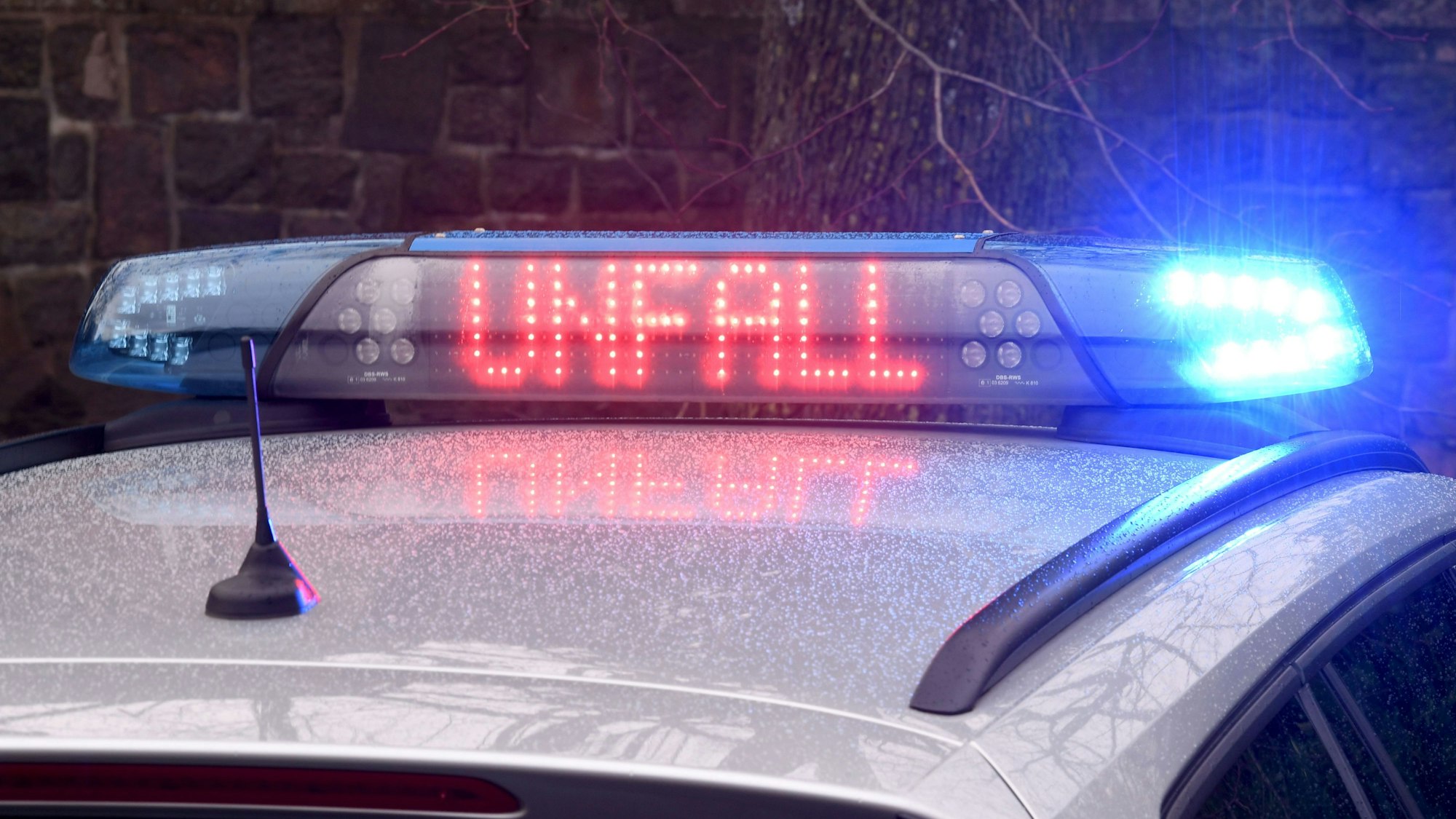 Die Leuchtschrift «Unfall» ist auf dem Dach eines Streifenwagens der Polizei zu sehen.