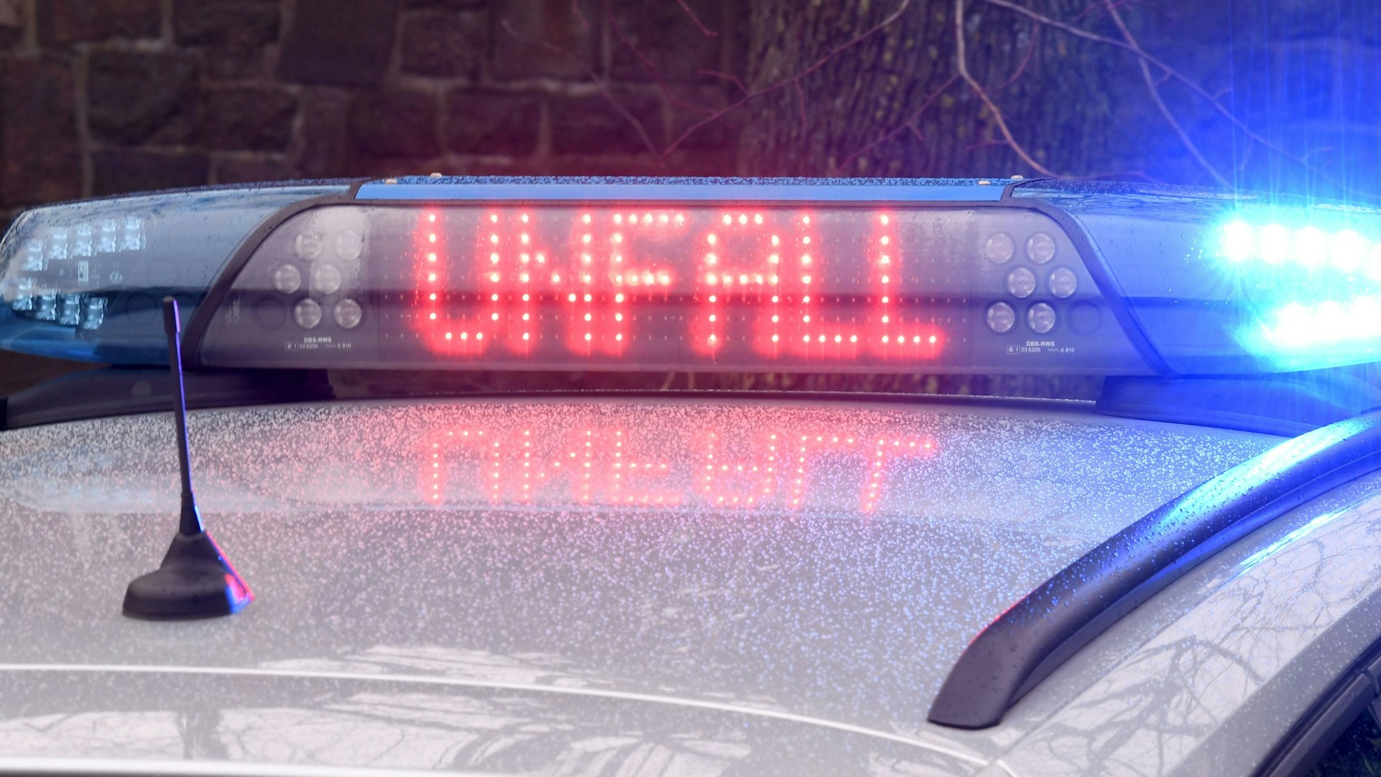 Die Leuchtschrift «Unfall» ist auf dem Dach eines Streifenwagens der Polizei zu sehen.