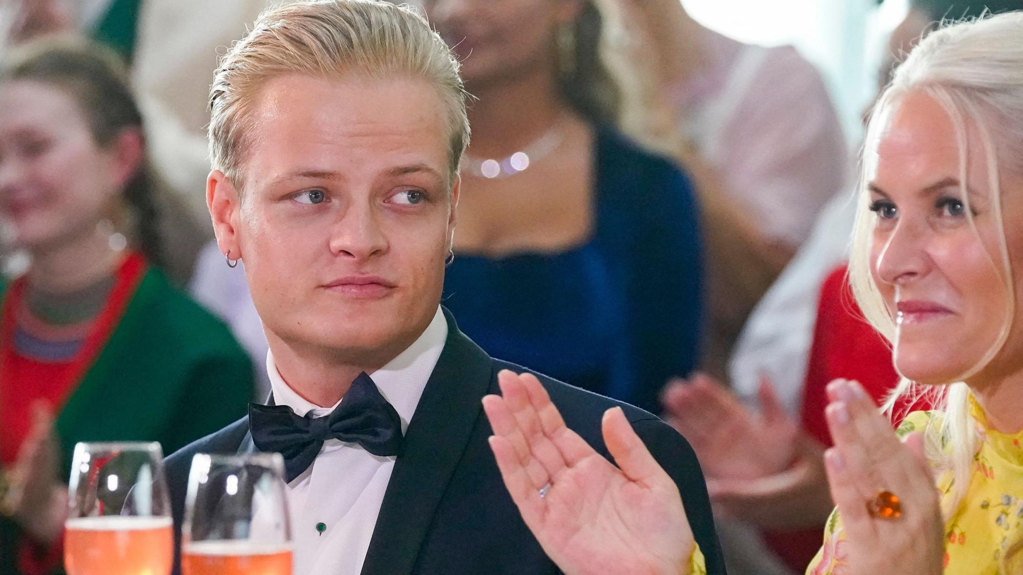 Marius Borg Høiby neben seiner Mutter Kronprinzessin Mette-Marit, der Ehefrau von Kronprinz Haakon.