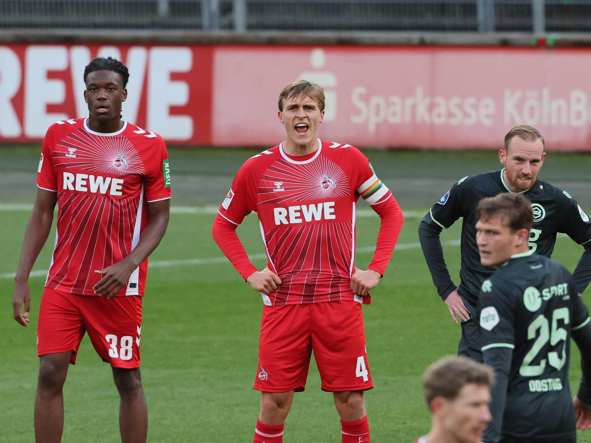 Testspiel im Franz-Kremer-Stadion, 1. FC Köln gegen FC Groningen, Mitte: Timo Hübers (1. FC Köln).