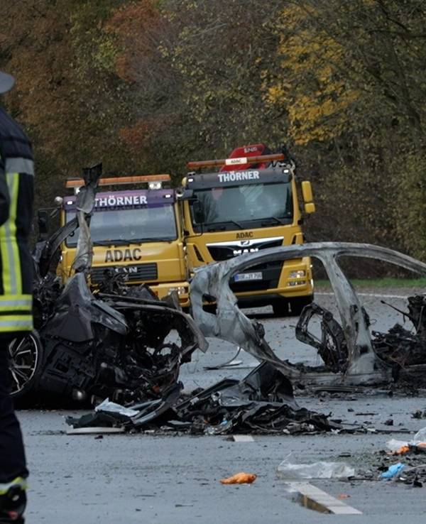 Rettungskräfte stehen am Sonntag (17. November) neben den Trümmern von Fahrzeugen nach einem Unfall, bei dem sechs Menschen ums Leben gekommen sind.