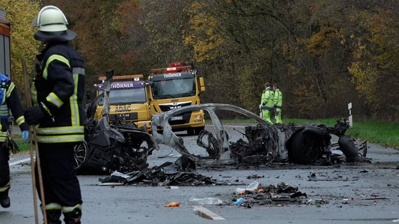Rettungskräfte stehen am Sonntag (17. November) neben den Trümmern von Fahrzeugen nach einem Unfall, bei dem sechs Menschen ums Leben gekommen sind.