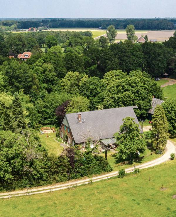 Das Gebäude, in dem die RTL-Realityshow "Sommerhaus der Stars" gedreht wurde (Aufnahme mit Drohne).