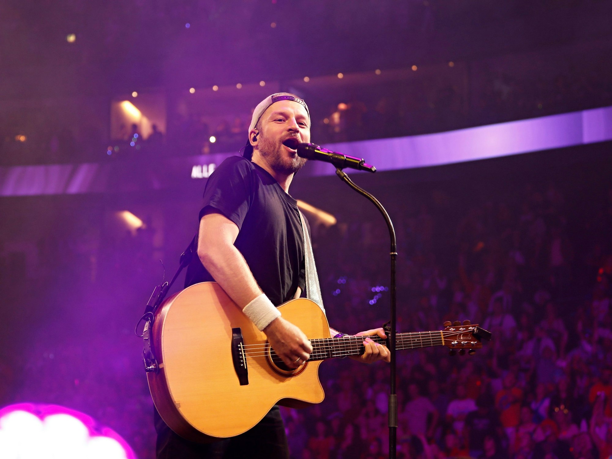 Achim Feldbinder an der Gitarre bei Kasalla.
