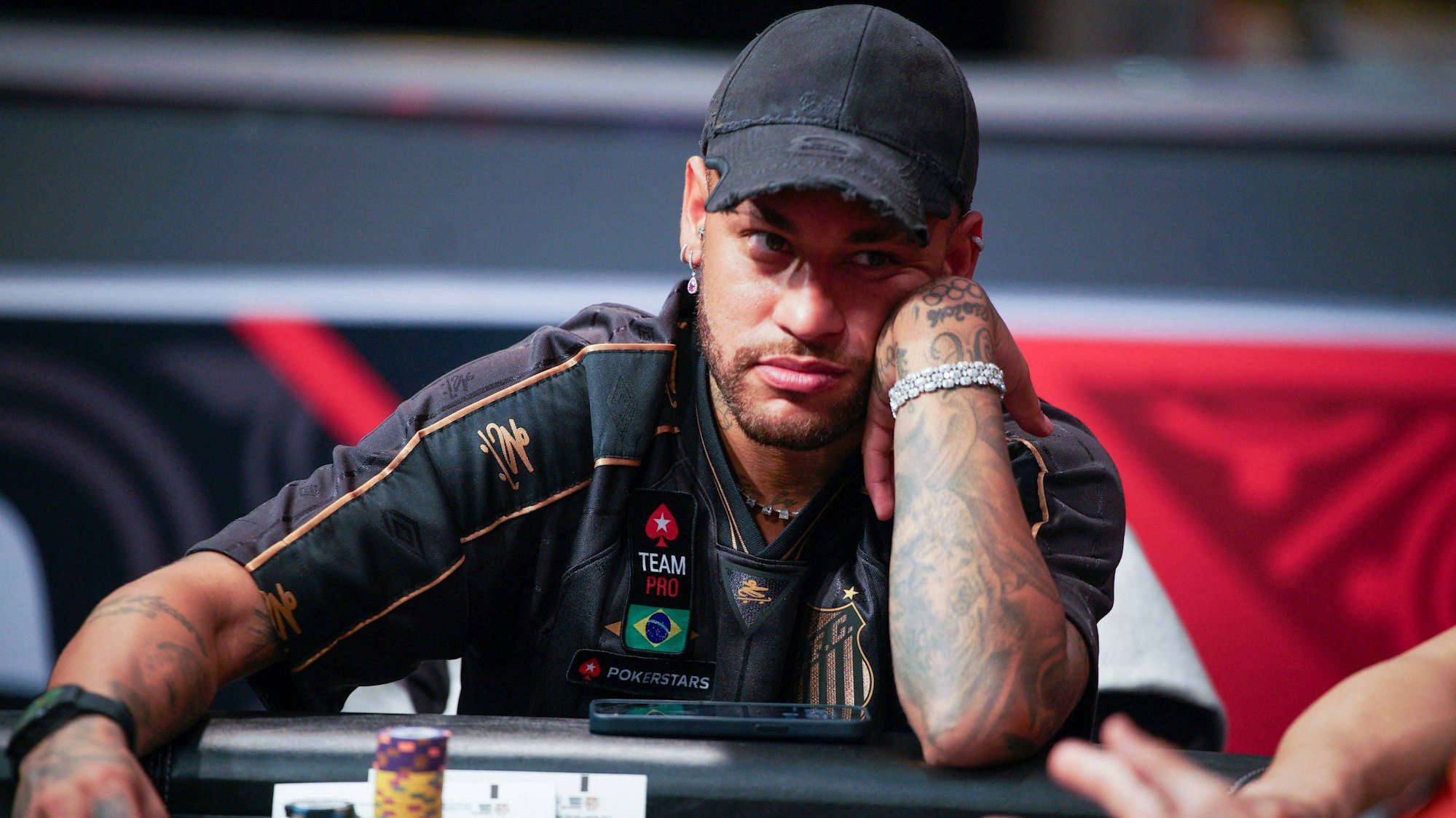 Neymar spielt Poker.