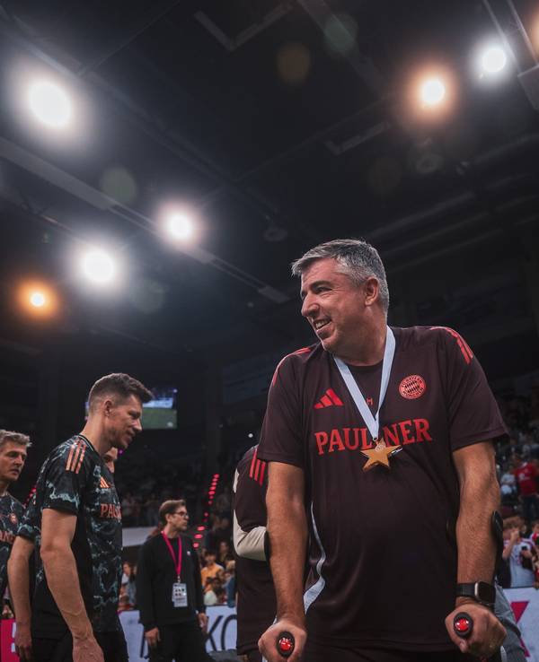 Roy Makaay an Krücken beim Telekom-Turnier in Bonn.
