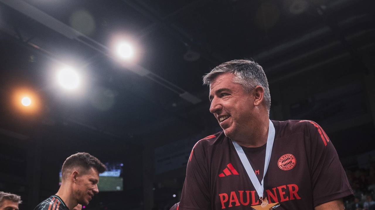 Roy Makaay an Krücken beim Telekom-Turnier in Bonn.