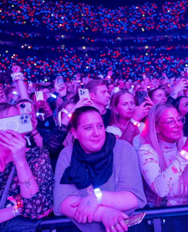 Fans im Publikum beim Konzert von Jason Derulo in der Kölner Lanxess-Arena.