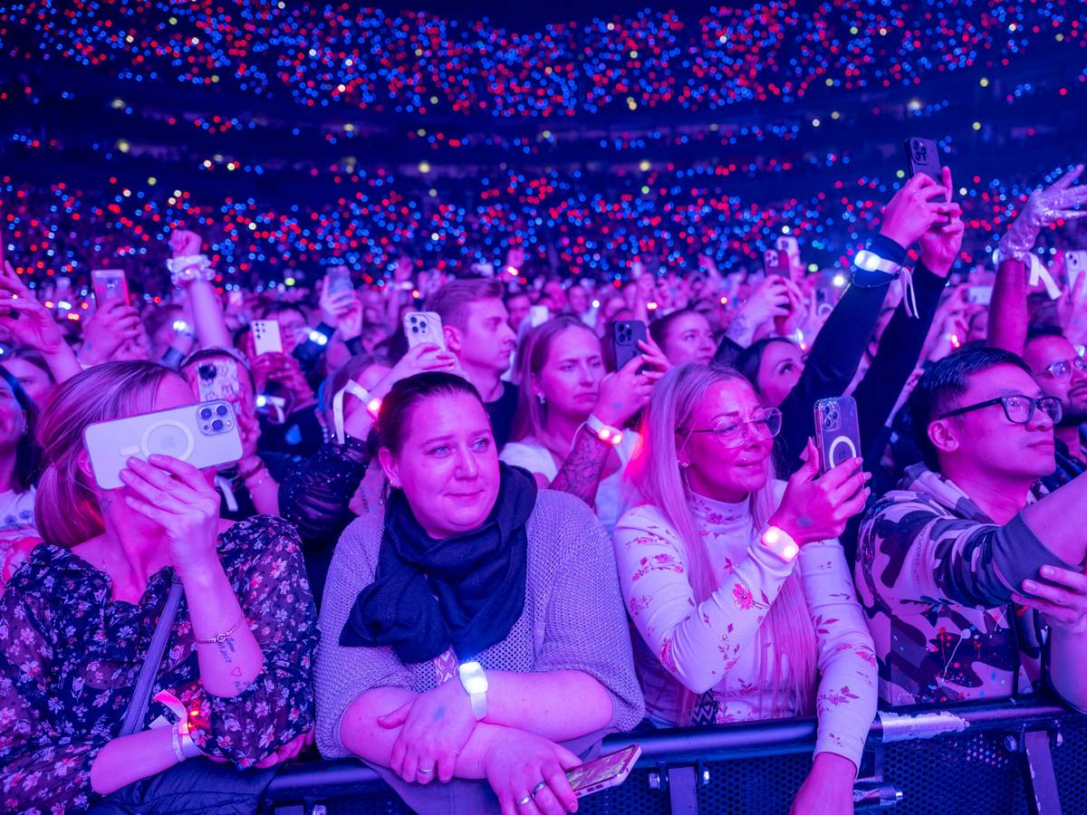 Fans im Publikum beim Konzert von Jason Derulo in der Kölner Lanxess-Arena.