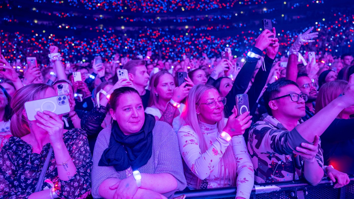 Fans im Publikum beim Konzert von Jason Derulo in der Kölner Lanxess-Arena.