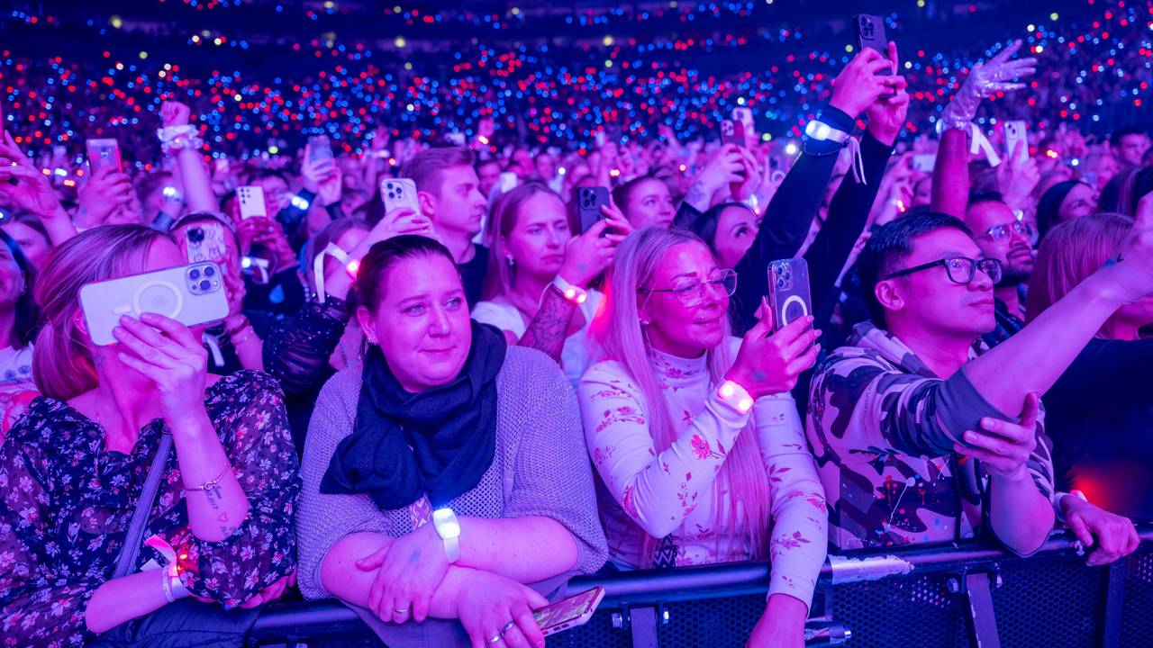 Fans im Publikum beim Konzert von Jason Derulo in der Kölner Lanxess-Arena.