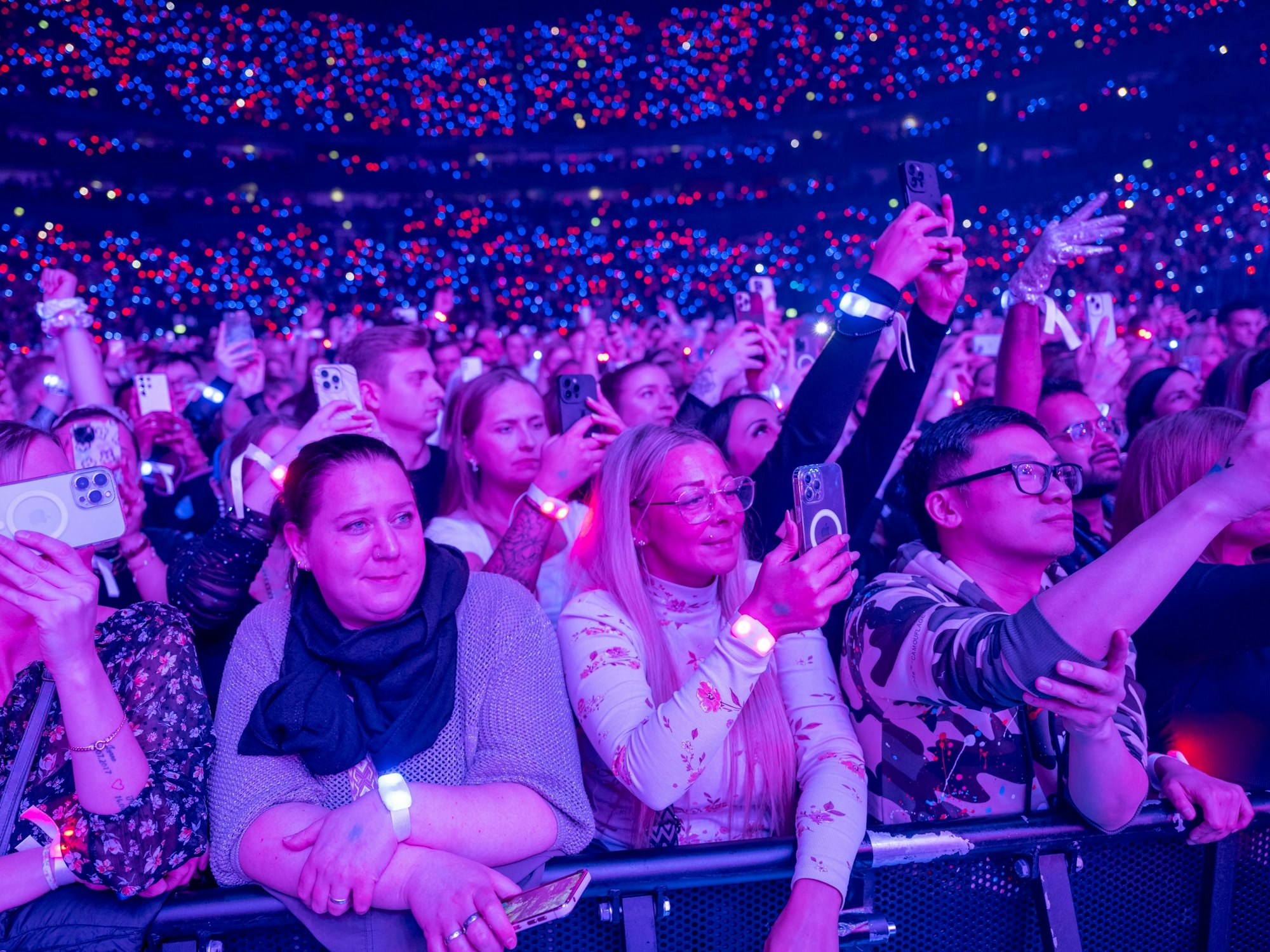 Publikum filmt mit Handys den Auftritt von Sänger Jason Derulo in der Lanxess-Arena in Köln-Deutz.