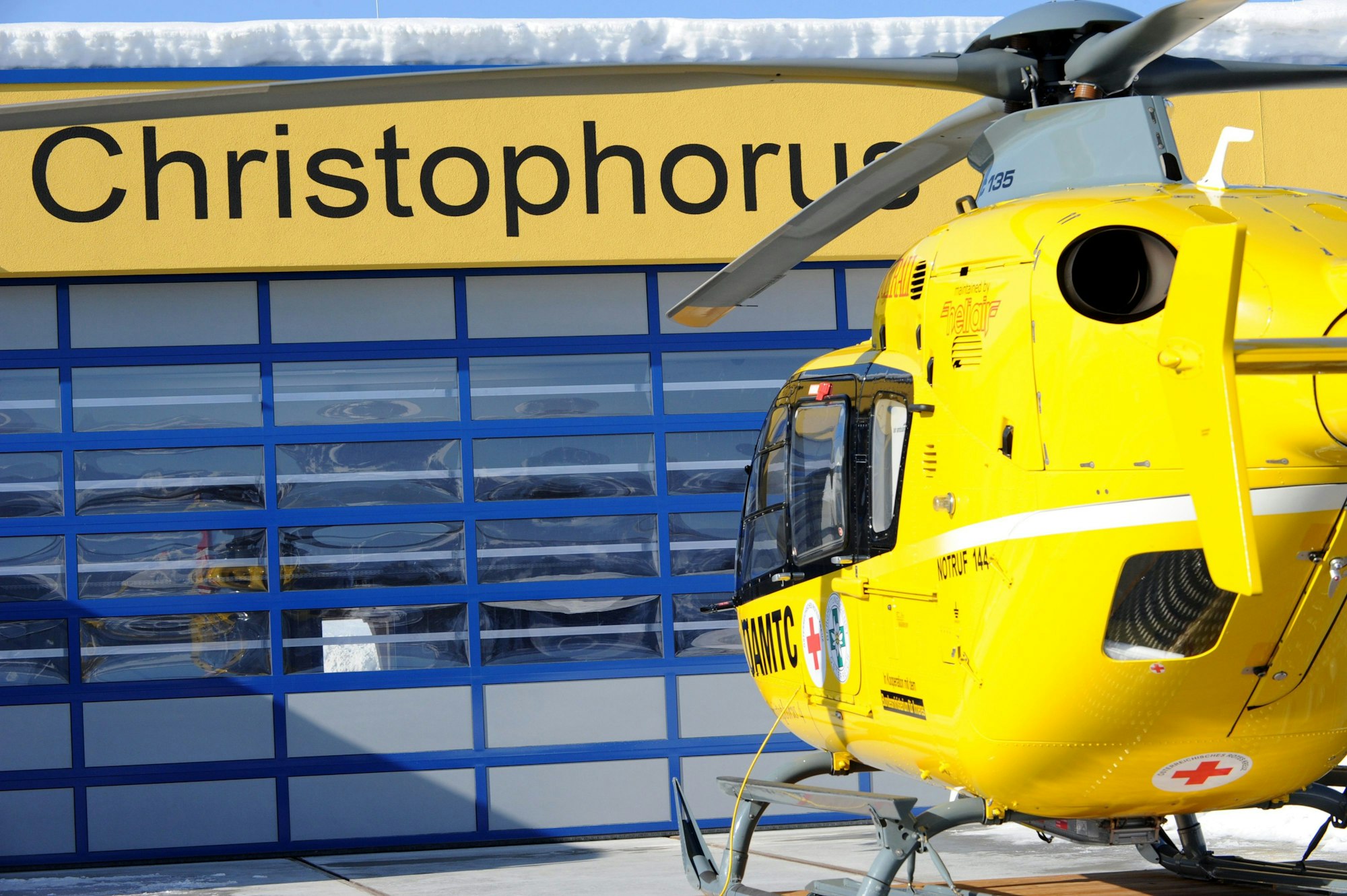 Rettungshubschrauber sind vor allem während der Ferienzeit vermehrt im Einsatz, da fast 50 Prozent der Einsätze auf Sport und Freizeitunfälle zurückzuführen sind.