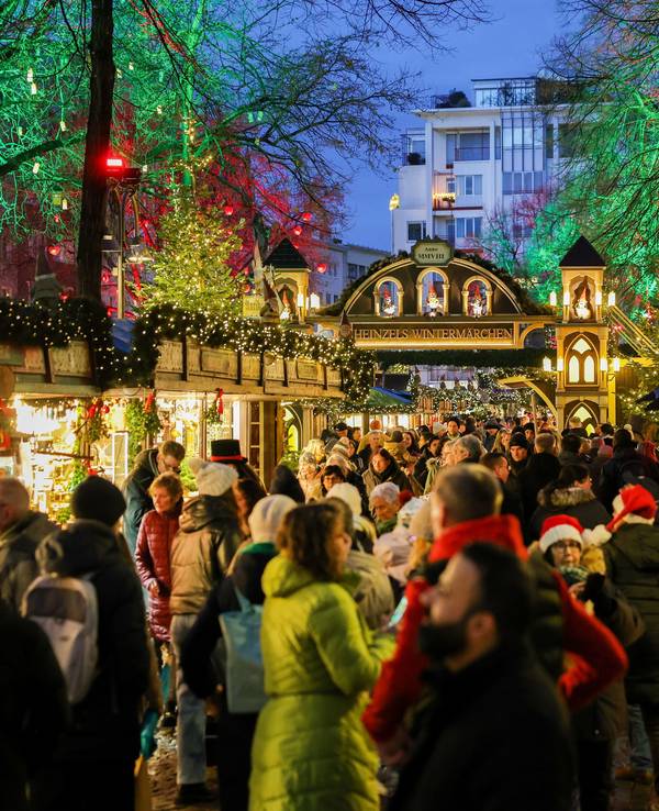 Menschenmenge auf dem Weihnachtsmarkt „Heinzels Wintermärchen“ auf dem Heumarkt und dem Alter Markt in Köln.