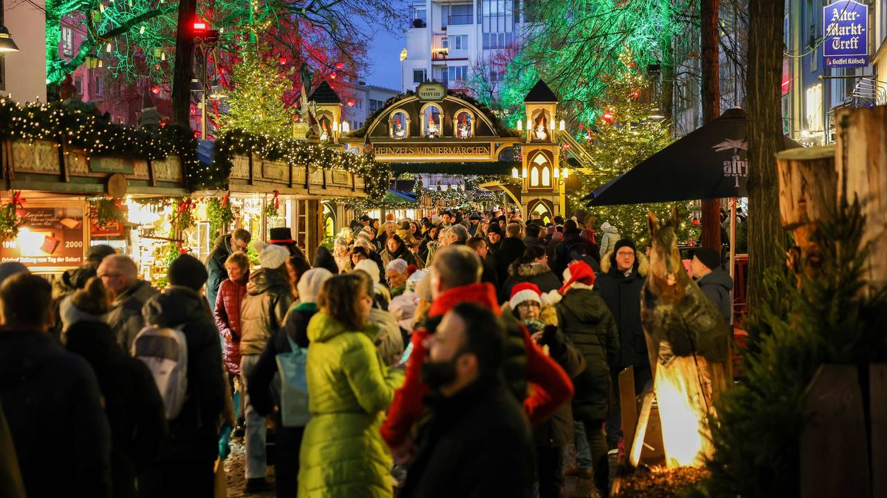 Menschenmenge auf dem Weihnachtsmarkt „Heinzels Wintermärchen“ auf dem Heumarkt und dem Alter Markt in Köln.