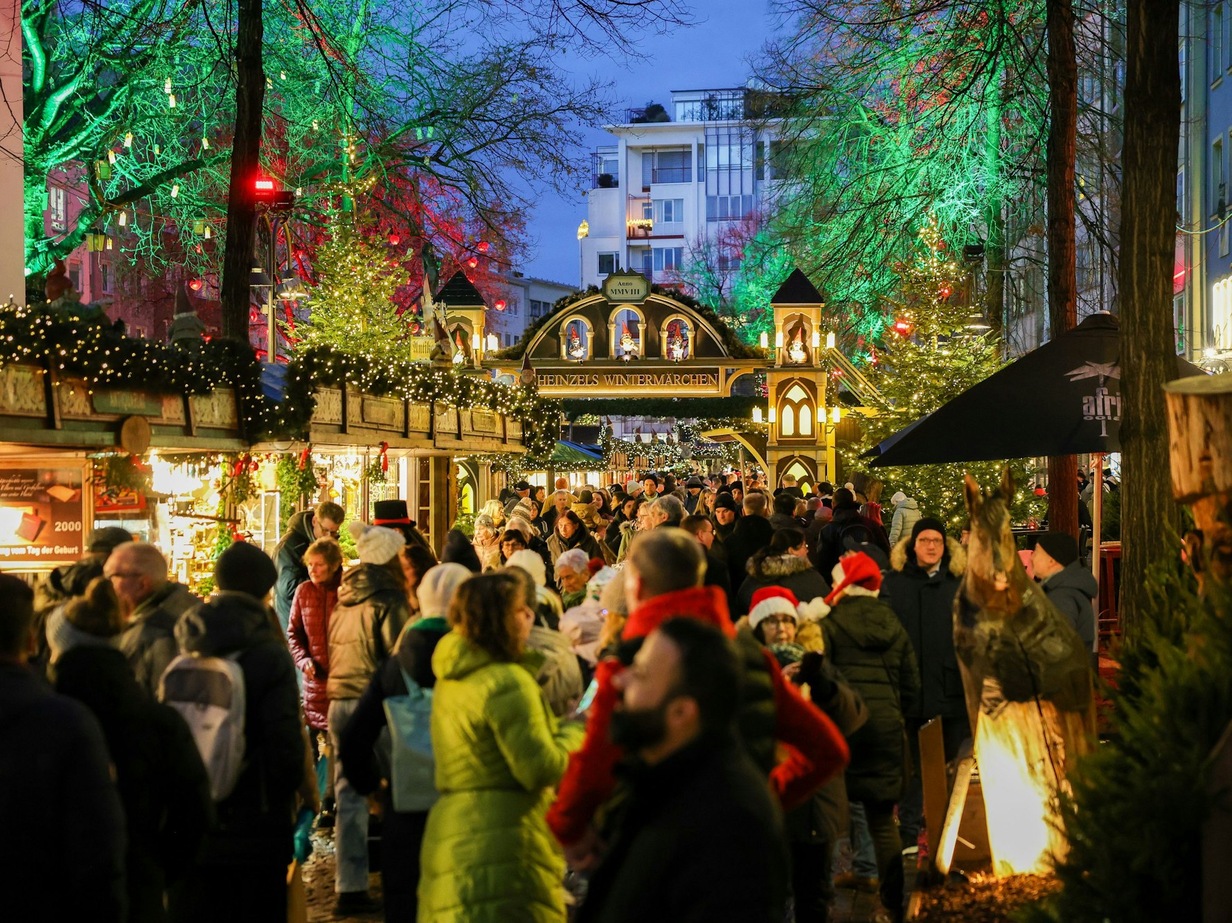 Menschenmenge auf dem Weihnachtsmarkt „Heinzels Wintermärchen“ auf dem Heumarkt und dem Alter Markt in Köln.
