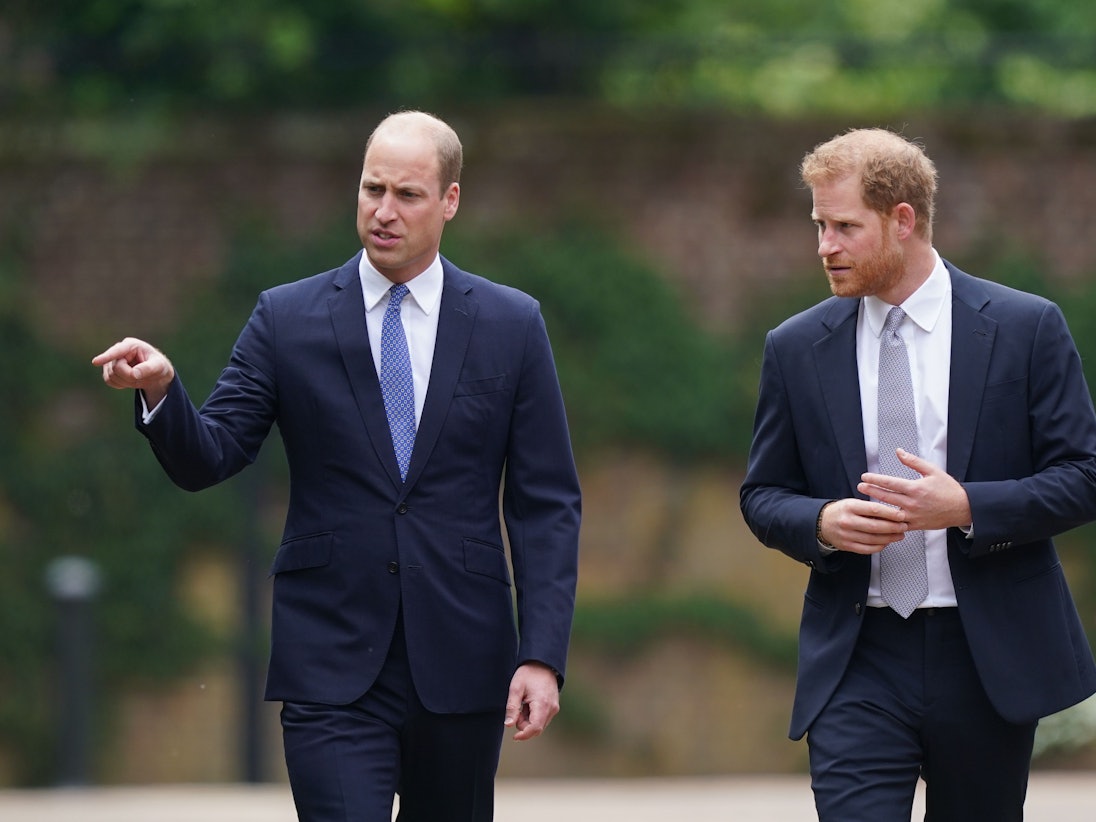 Prinz William und Prinz Harry bei einem ihrer letzten gemeinsamen Auftritte. Im Juli 2021 erschienen die Brüder zur Enthüllung einer von ihnen in Auftrag gegebenen Statue ihrer verstorbenen Mutter Diana im versunkenen Garten des Kensington Palace, an dem Tag, an dem sie 60 Jahre alt geworden wäre.