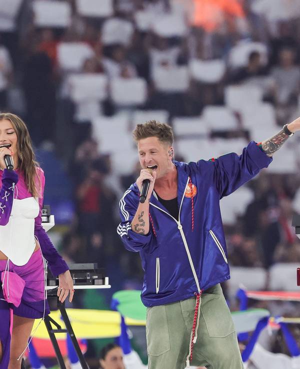 OneRepublic und Leony auf der Bühne vor dem Finale der Fußball-EM 2024 in Deutschland.