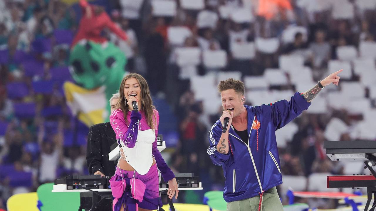 OneRepublic und Leony auf der Bühne vor dem Finale der Fußball-EM 2024 in Deutschland.