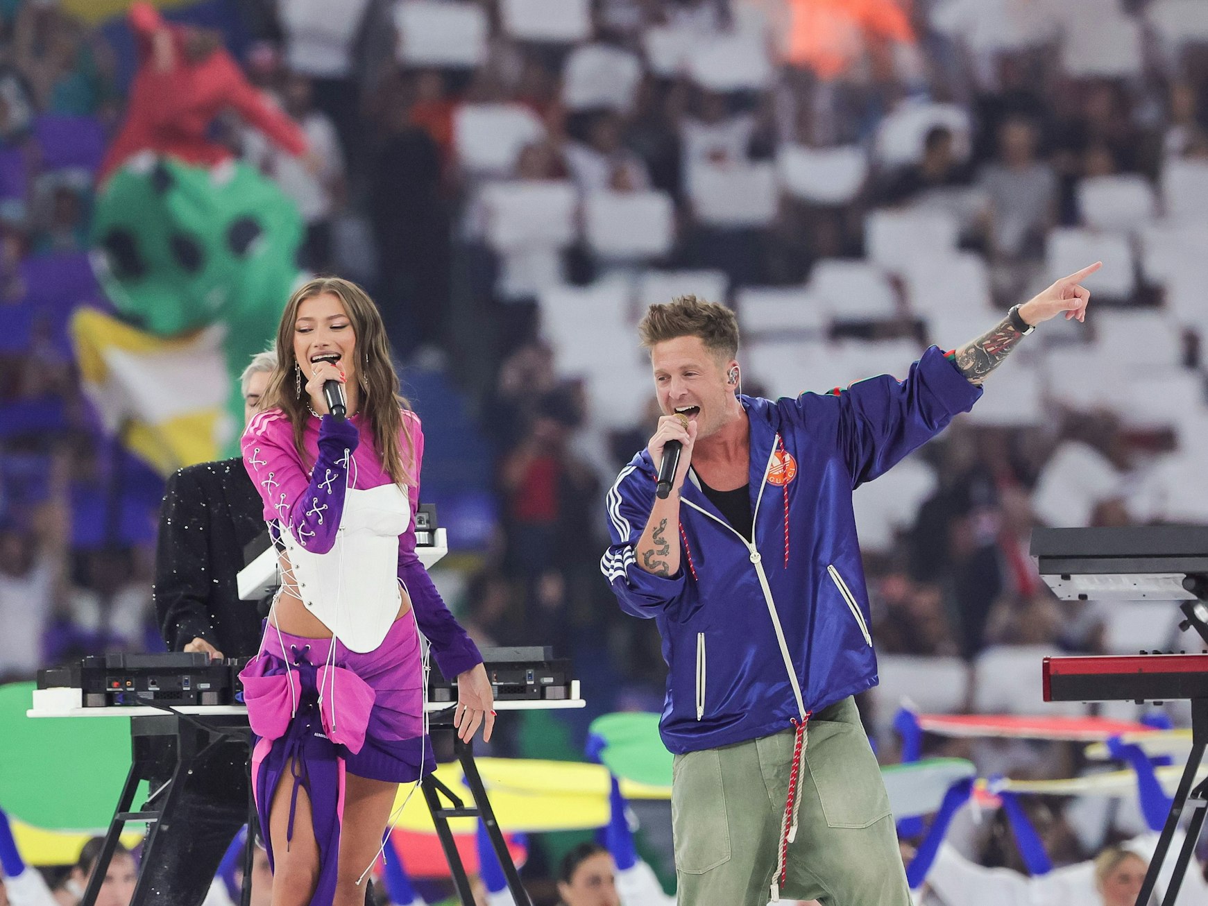 OneRepublic und Leony auf der Bühne vor dem Finale der Fußball-EM 2024 in Deutschland.