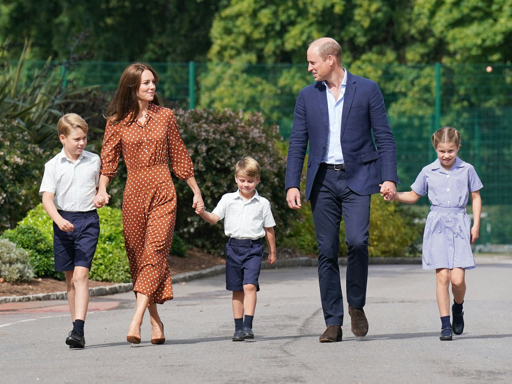 Prinz George (l), Prinzessin Charlotte (r) und Prinz Louis (M) kommen in Begleitung ihrer Eltern Prinz William und Kate zu einem Eingewöhnungsnachmittag an der Lambrook School in der Nähe von Ascot in Berkshire.