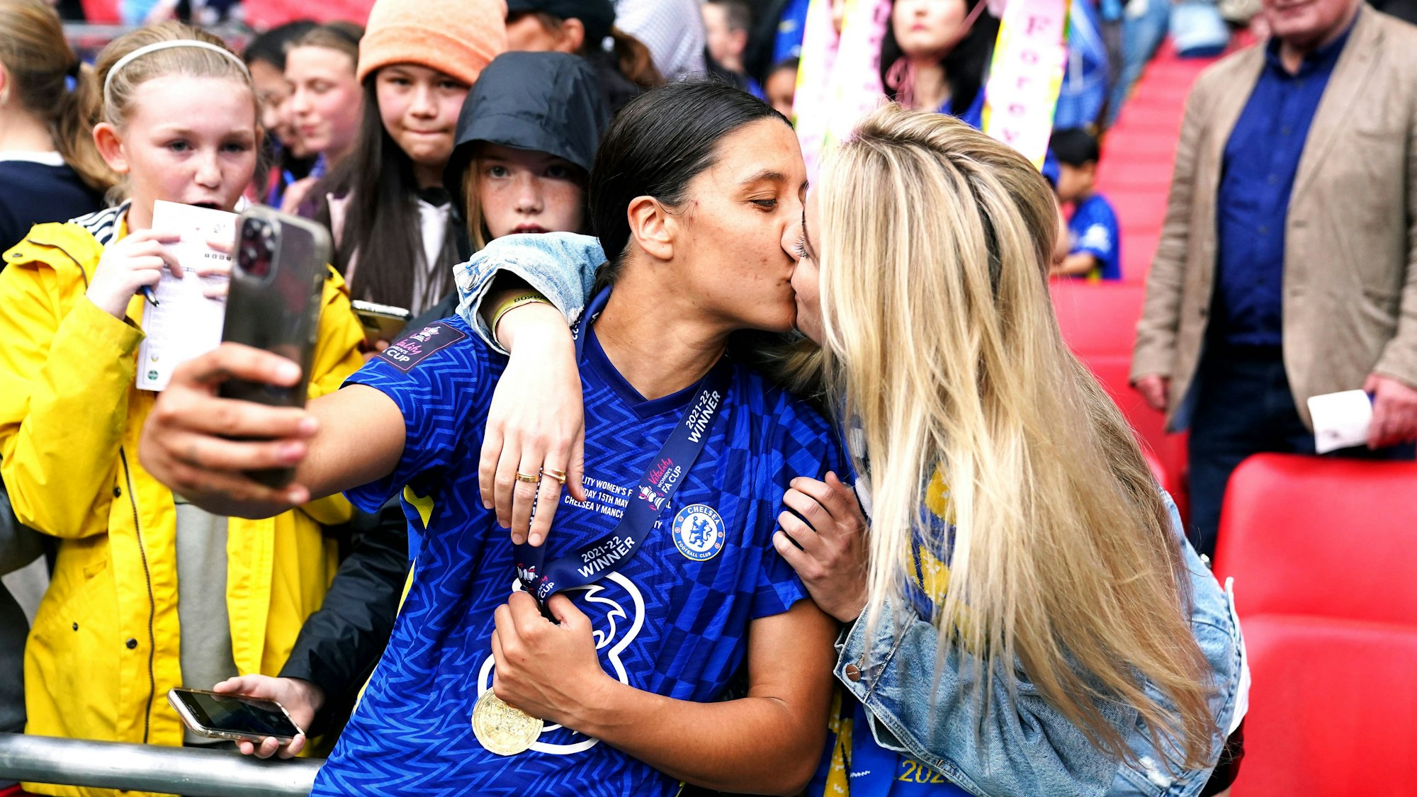 Sam Kerr (l.) und Freundin Kristie Mewis küssen sich nach einem Spiel.