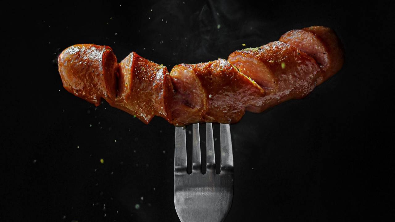 Bratwurst auf einer Gabel