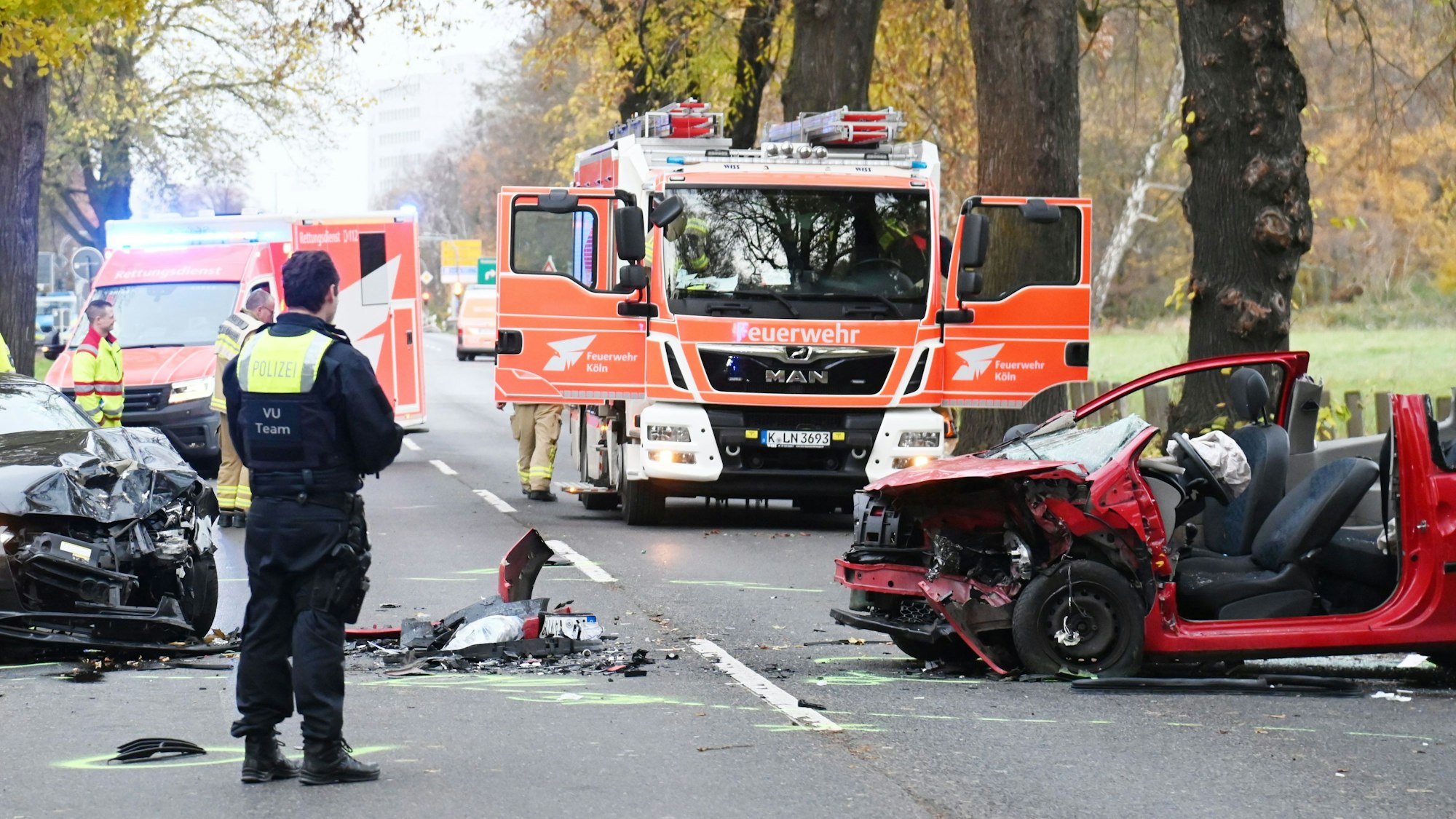 Einsatzkräfte am 18. November 2024 am Unfallort in Köln.