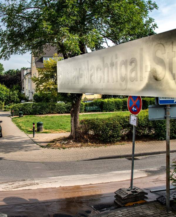 Ein übermaltes Straßenschild an der Gustav-Nachtigal-Straße in Köln.