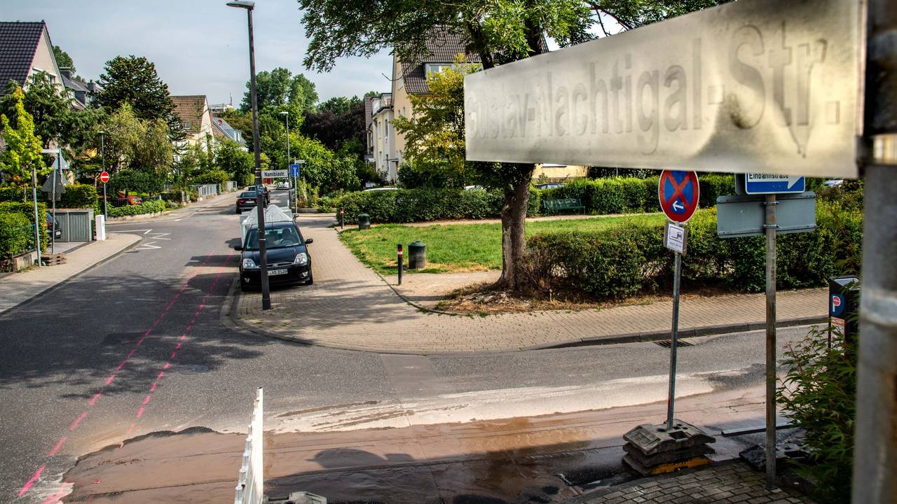 Ein übermaltes Straßenschild an der Gustav-Nachtigal-Straße in Köln.