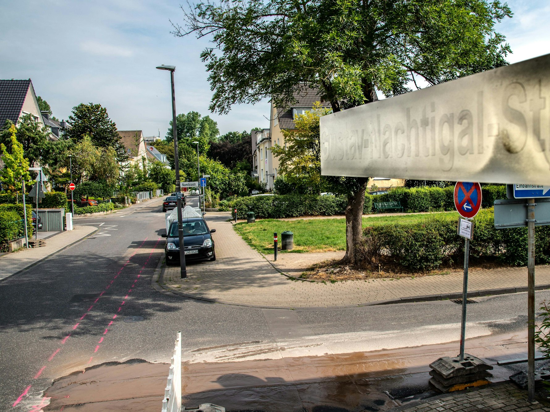 Ein übermaltes Straßenschild an der Gustav-Nachtigal-Straße in Köln.
