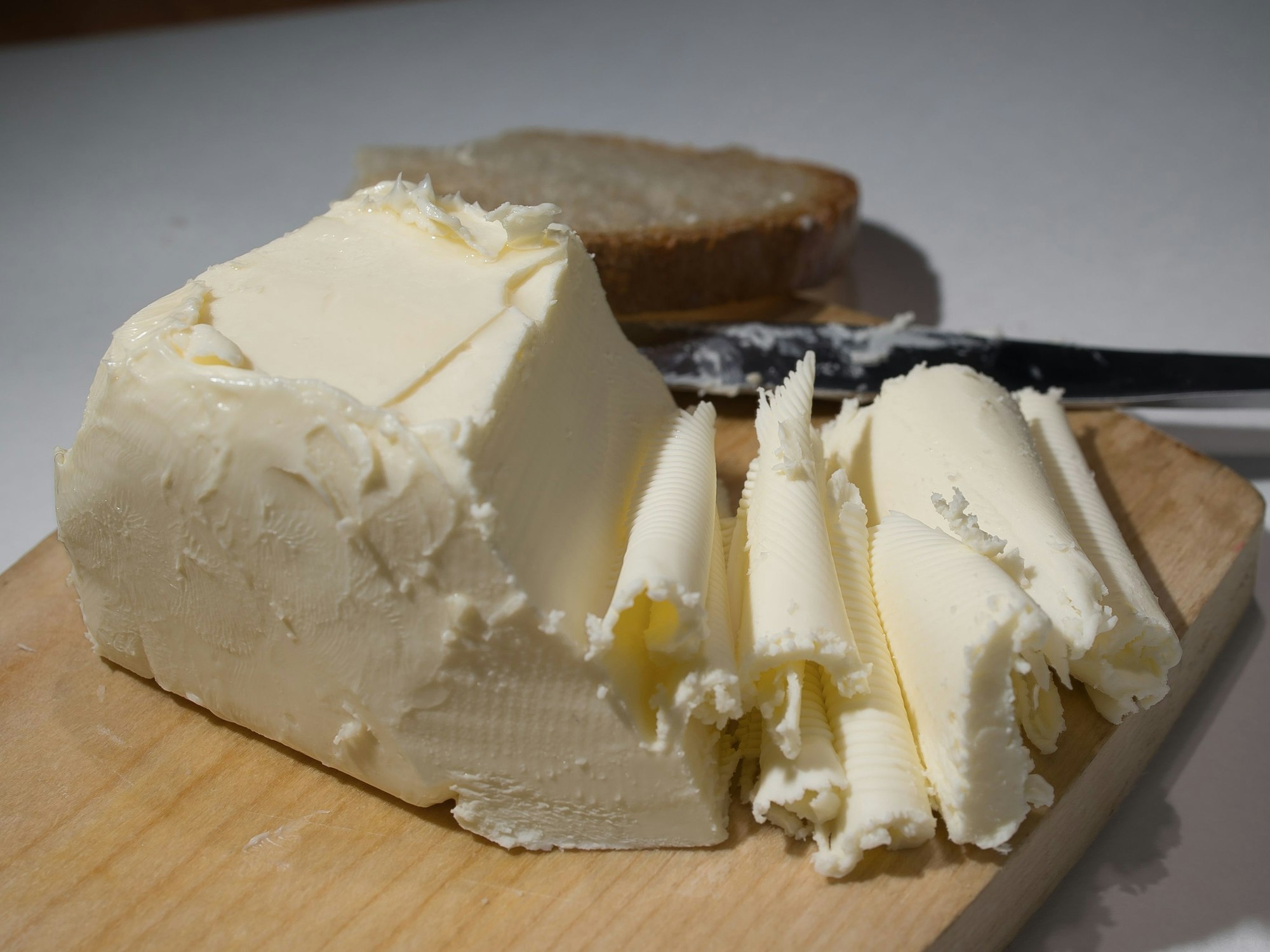 Butter wird von einem Block geschnitten