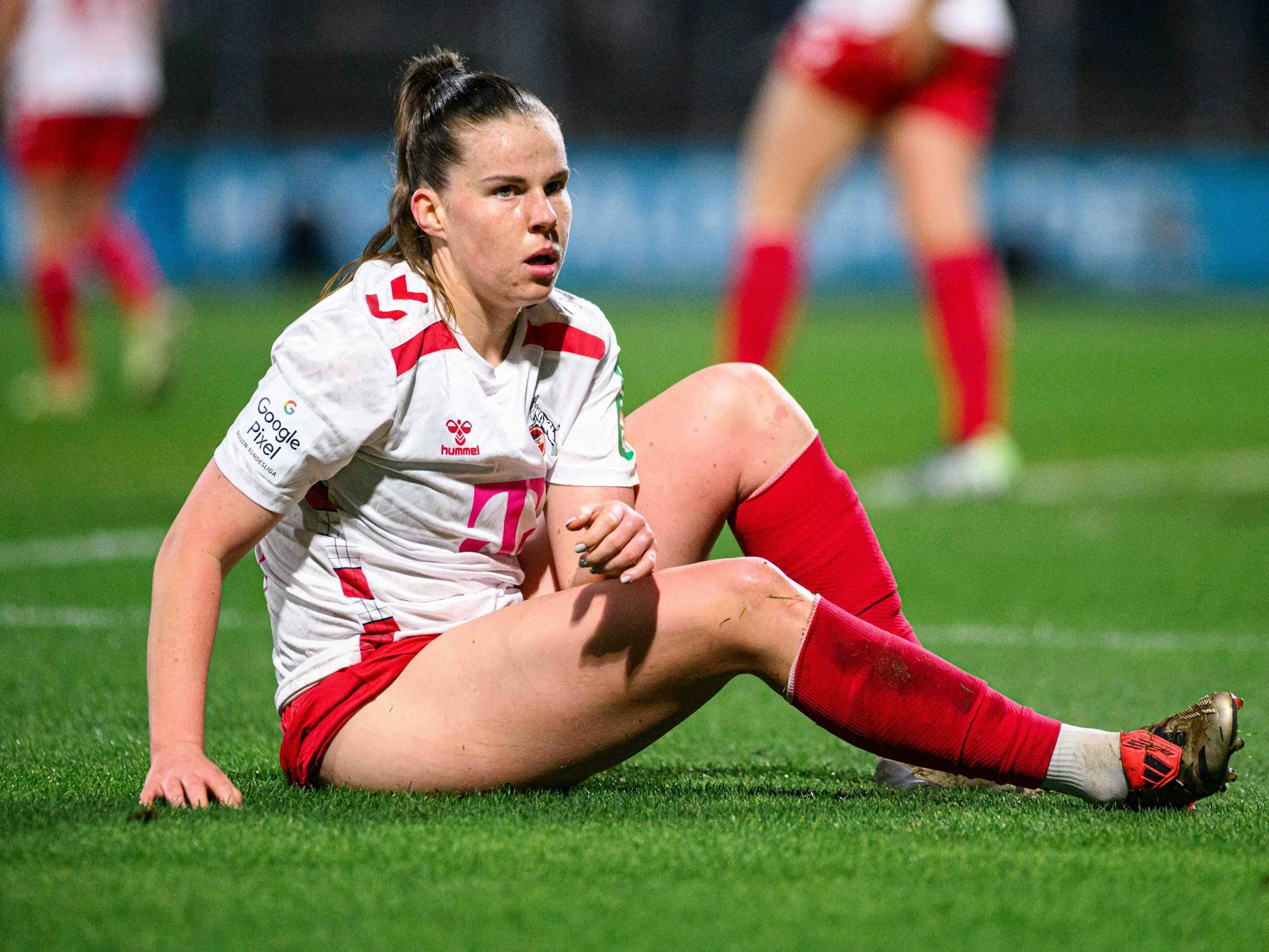 Adriana Achcisnka sitzt auf dem Rasen des Franz-Kremer-Stadions.