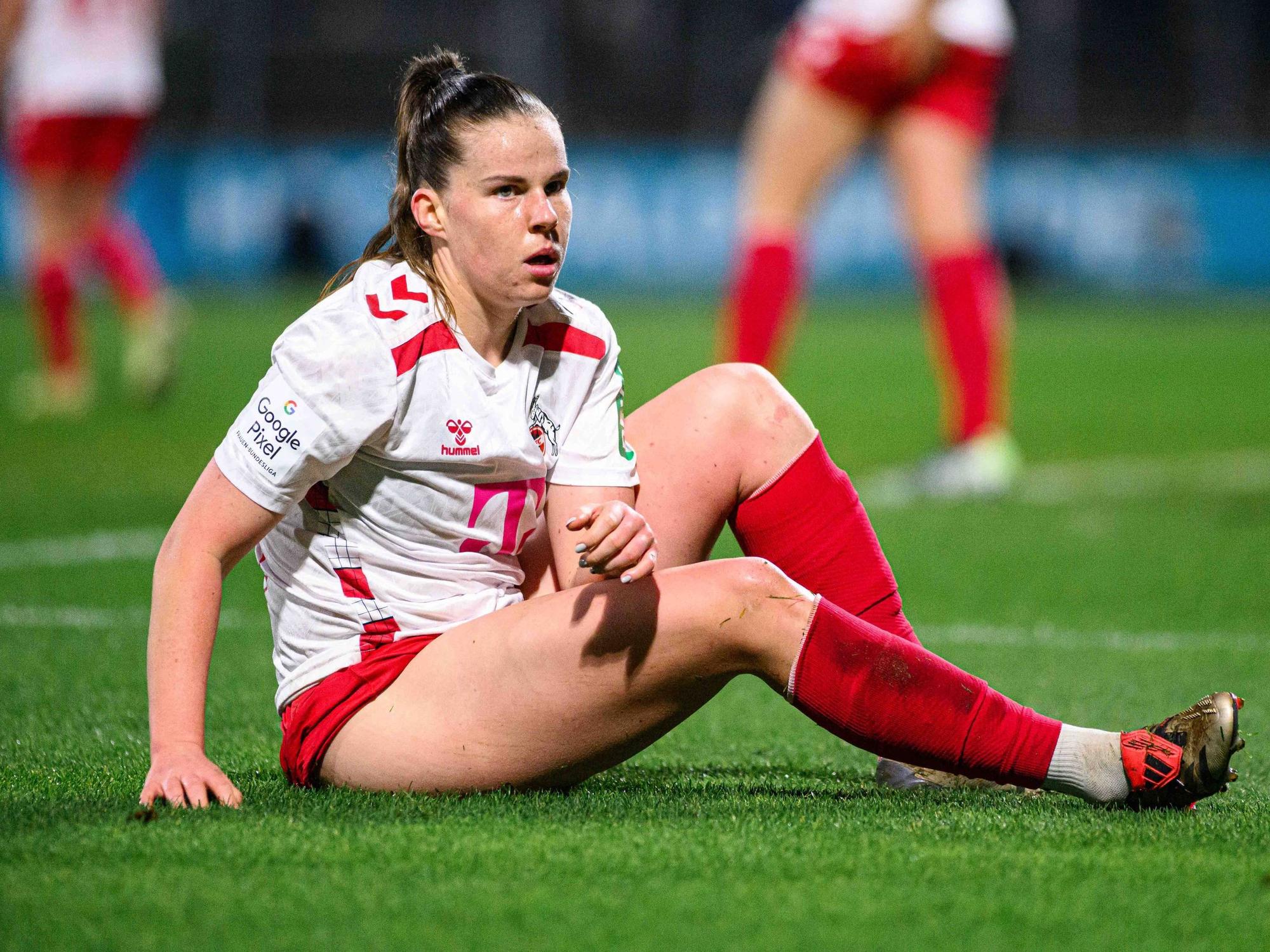 Adriana Achcisnka sitzt auf dem Rasen des Franz-Kremer-Stadions.