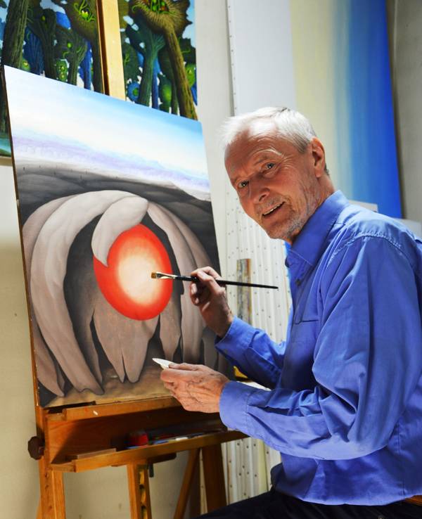 Der Künstler Siegbert Hahn bei der Arbeit an einem seiner Bilder.