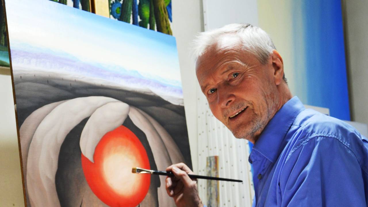 Der Künstler Siegbert Hahn bei der Arbeit an einem seiner Bilder.