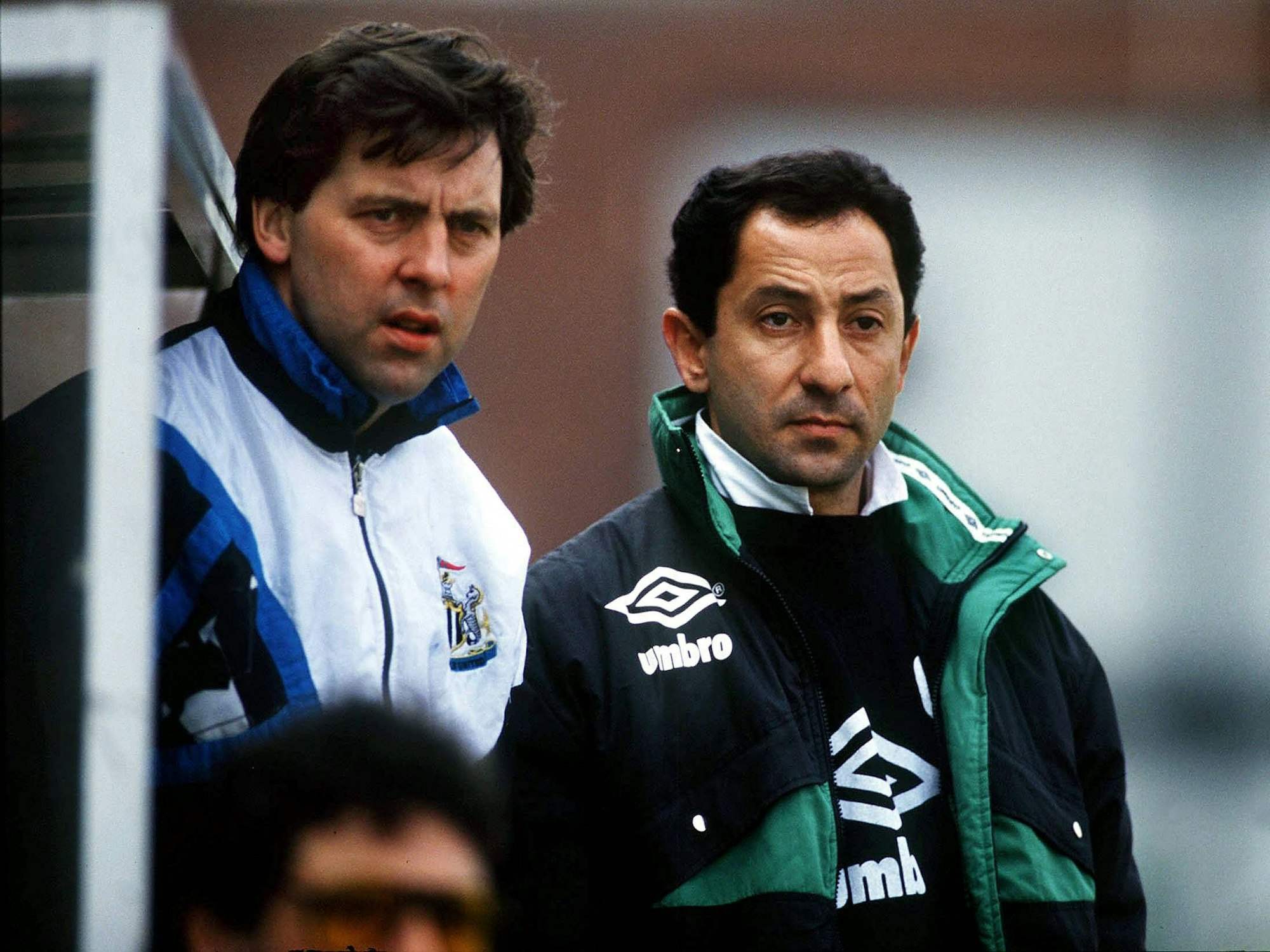 Osvaldo Ardiles (rechts) mit seinem Co-Trainer Tony Galvin am Seitenrand während eines Spiels von Newcastle United.