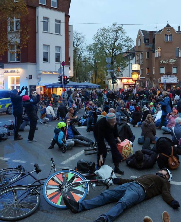 Die Teilnehmenden der Demonstration „Sichere Luxemburger Straße für alle“ blockierten am Samstag (16. November) unter anderem die Kreuzung zum Gottesweg.