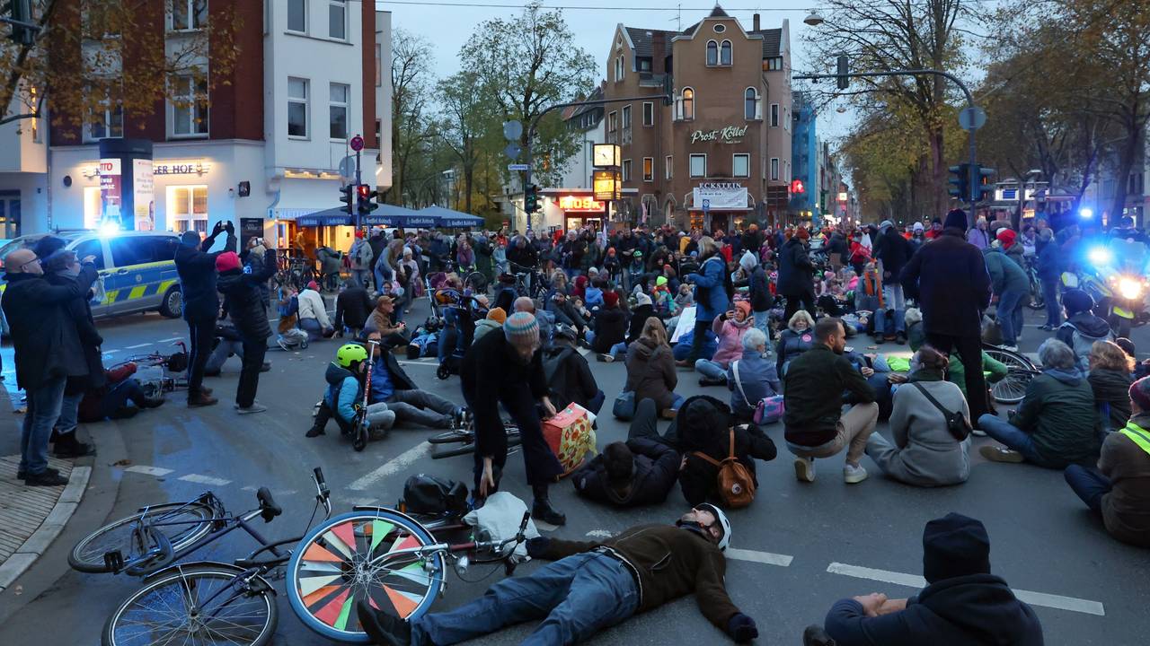 Die Teilnehmenden der Demonstration „Sichere Luxemburger Straße für alle“ blockierten am Samstag (16. November) unter anderem die Kreuzung zum Gottesweg.