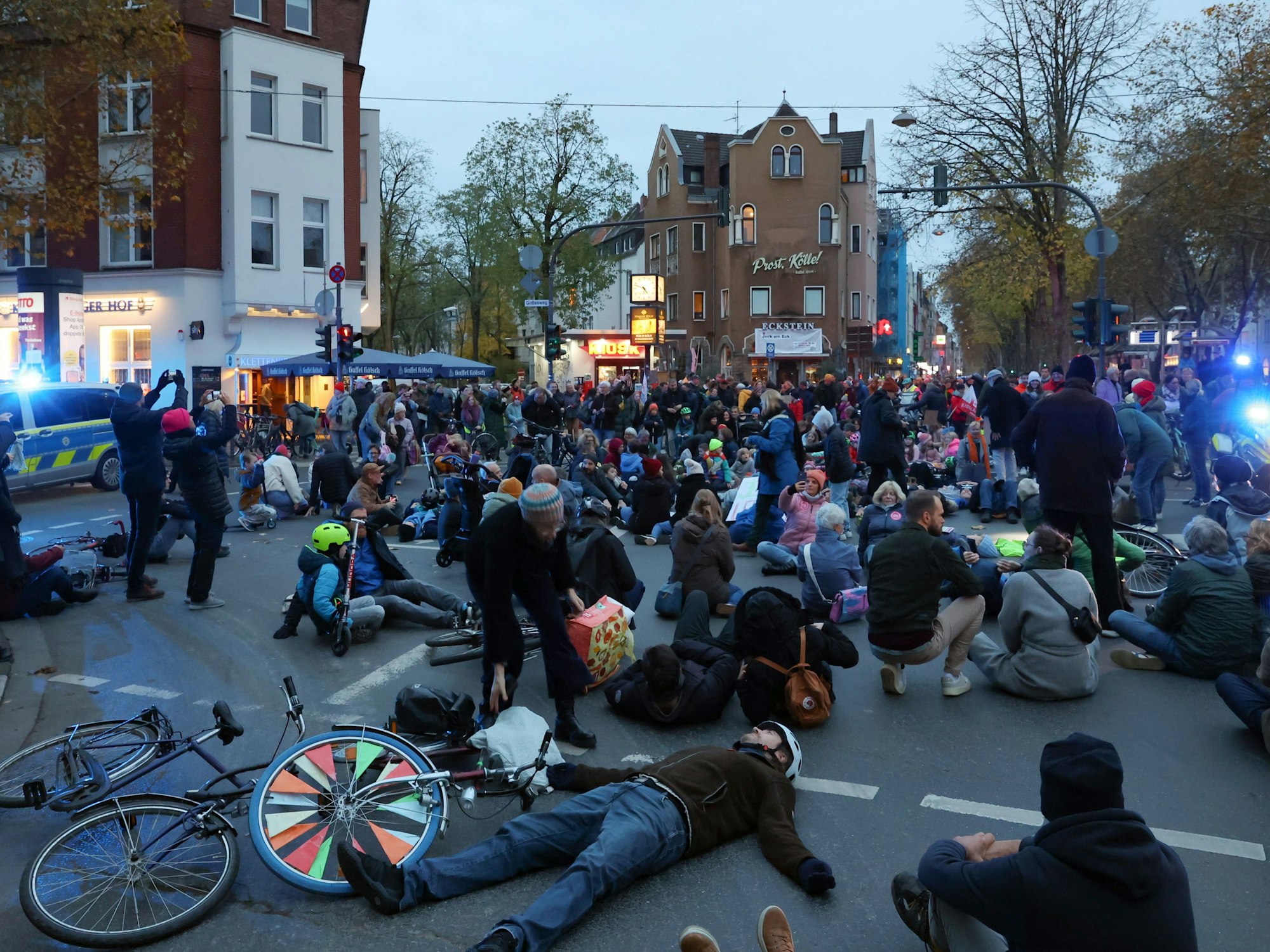 Die Teilnehmenden der Demonstration „Sichere Luxemburger Straße für alle“ blockierten am Samstag (16. November) unter anderem die Kreuzung zum Gottesweg.