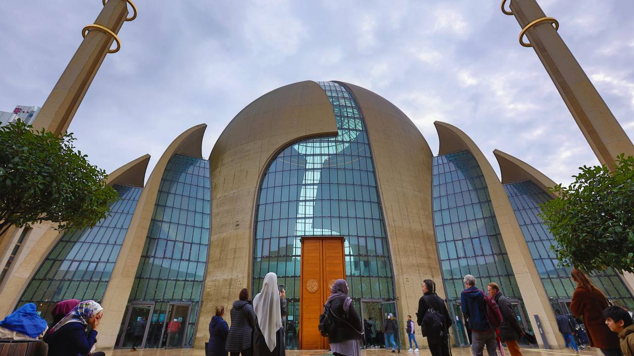 Menschen stehen vor der Zentralmoschee in Köln-Ehrenfeld.