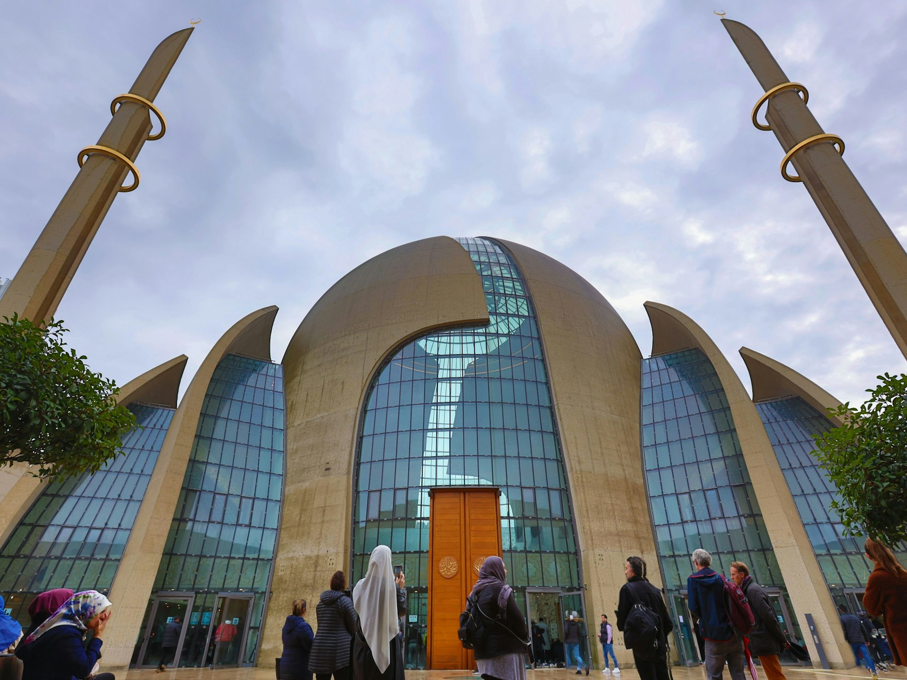 Menschen stehen vor der Zentralmoschee in Köln-Ehrenfeld.