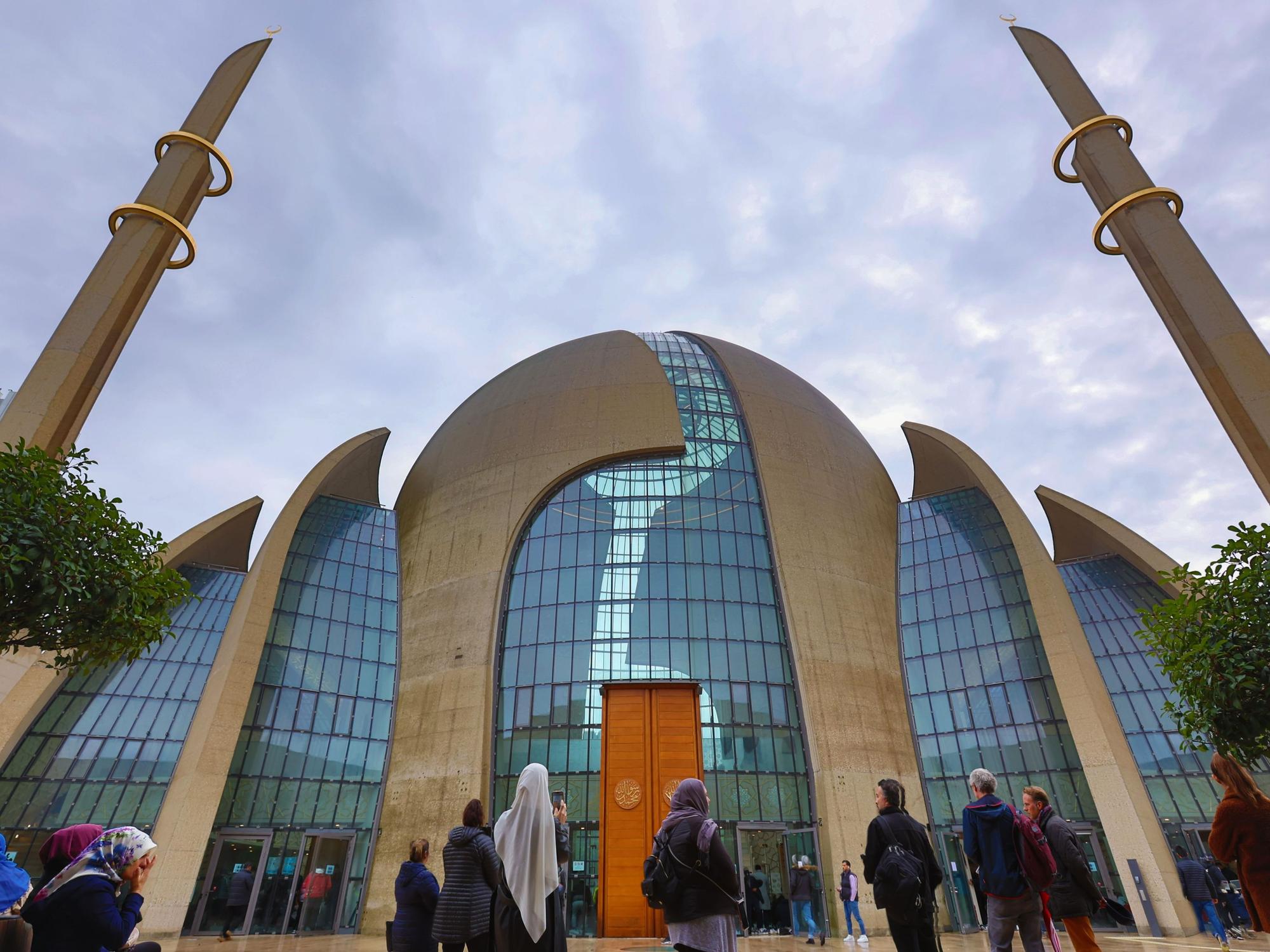 Menschen stehen vor der Zentralmoschee in Köln-Ehrenfeld.
