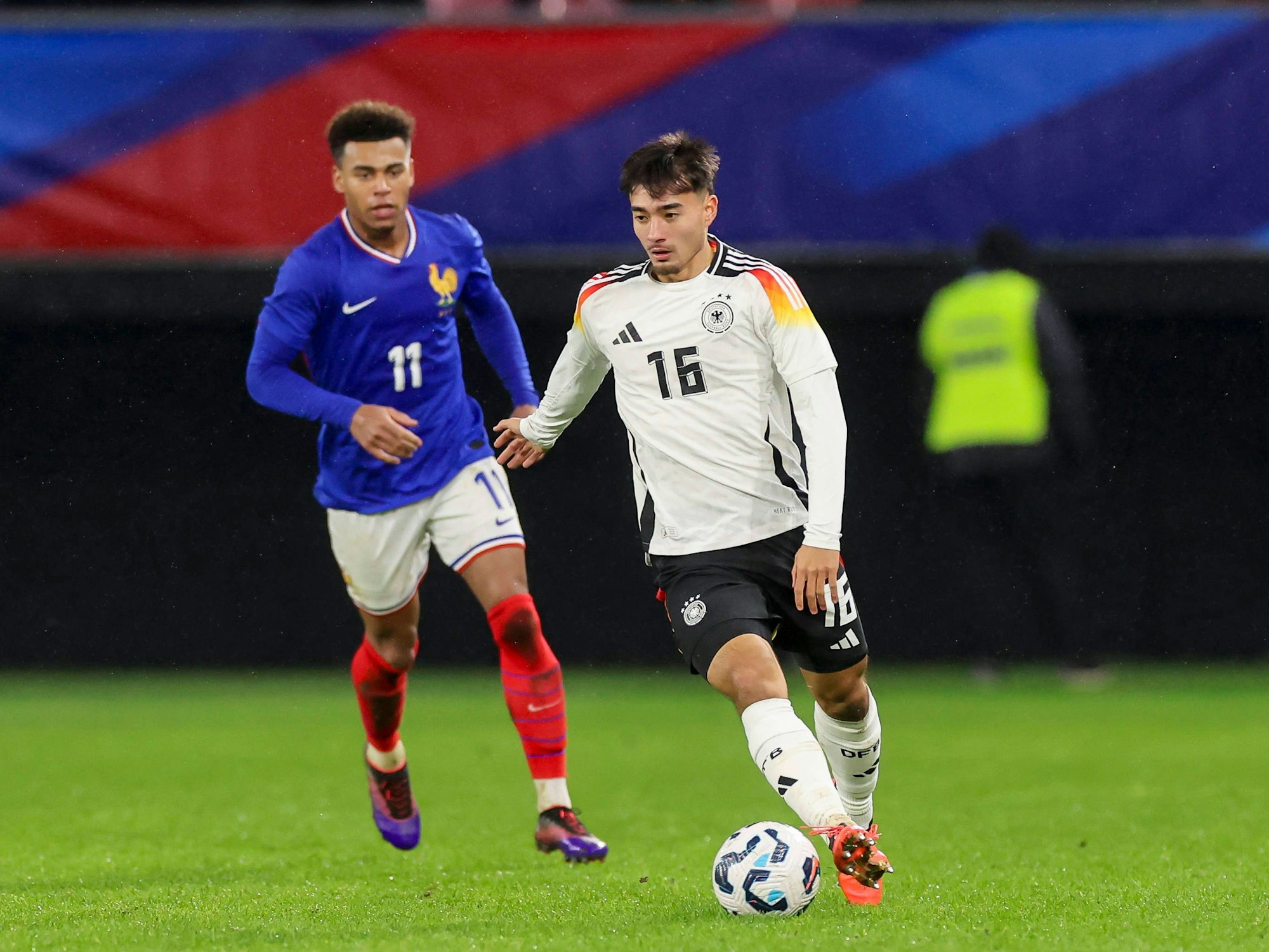 Ex-FC-Talent Jens Castrop am Dienstag (19. November 2024) beim Spiel der deutschen U21-Nationalmannschaft gegen Frankreich.
