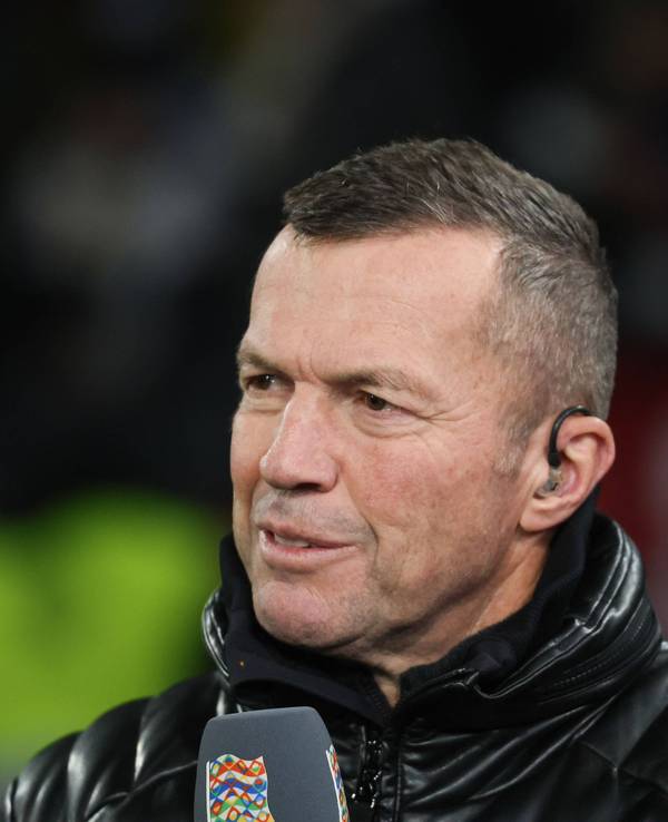 Lothar Matthäus als Experte mit Mikrofon beim Nations League-Spiel gegen Bosnien-Herzegowina.