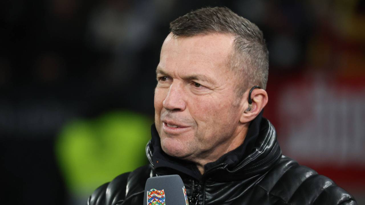 Lothar Matthäus als Experte mit Mikrofon beim Nations League-Spiel gegen Bosnien-Herzegowina.