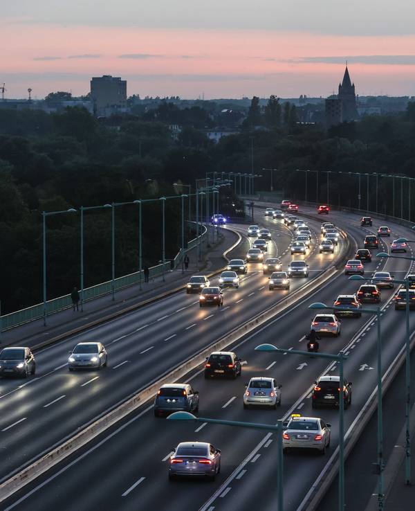 Autos fahren über die Zoobrücke bei Sonnenuntergang.