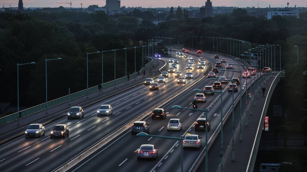 Autos fahren über die Zoobrücke bei Sonnenuntergang.