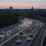 Autos fahren über die Zoobrücke bei Sonnenuntergang.